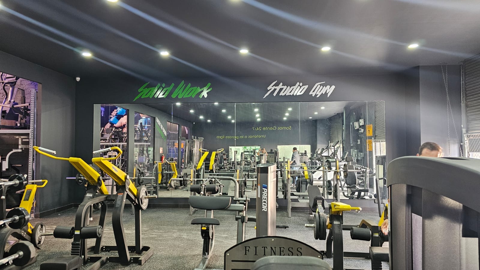 Showroom Solid Work Gym
